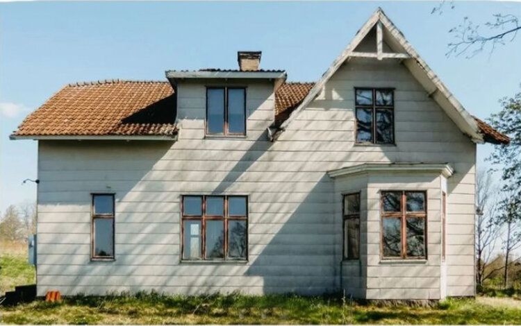 Так дом выглядел еще несколько десятилетий назад. Здание пустовало много лет и было в ужасающем состоянии