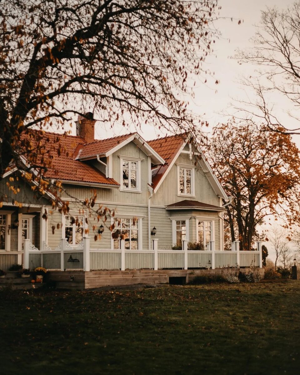 А так дом выглядит сейчас. Кажется, что это два совсем разных здания!