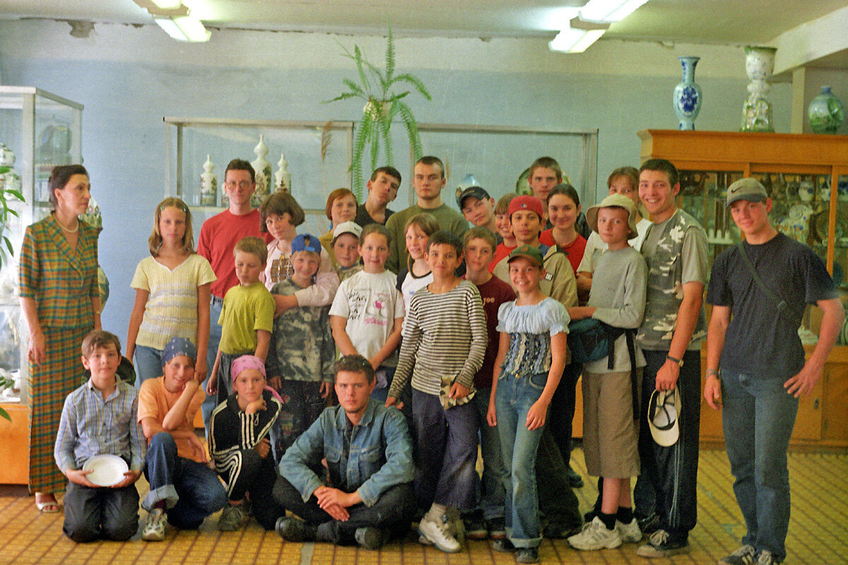 Экскурсия детей из летнего лагеря в заводском музее. Листайте.