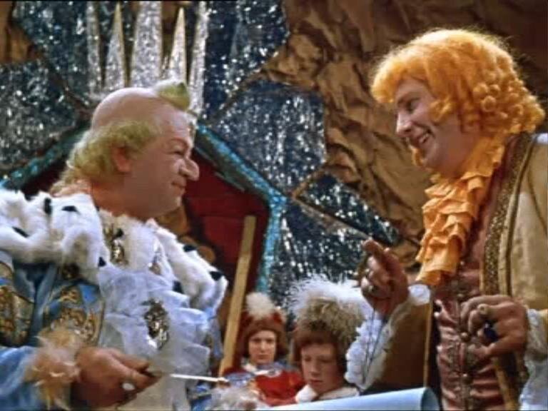 В книге короля звали Топседом, но в фильме его переименовали в Йагупопа. И правильно. Разве это деспот? Источник: kino-teatr.ru