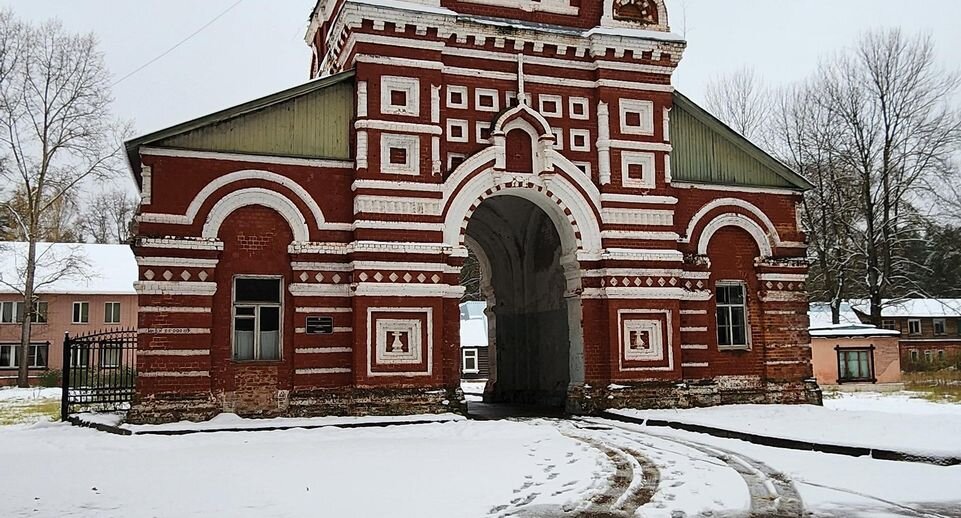 Жителей и гостей Московской области пригласили посетить Тихвинский храм в селе Евлево. У святилища богатая история, о которой будет интересно узнать даже маленьким гостям.