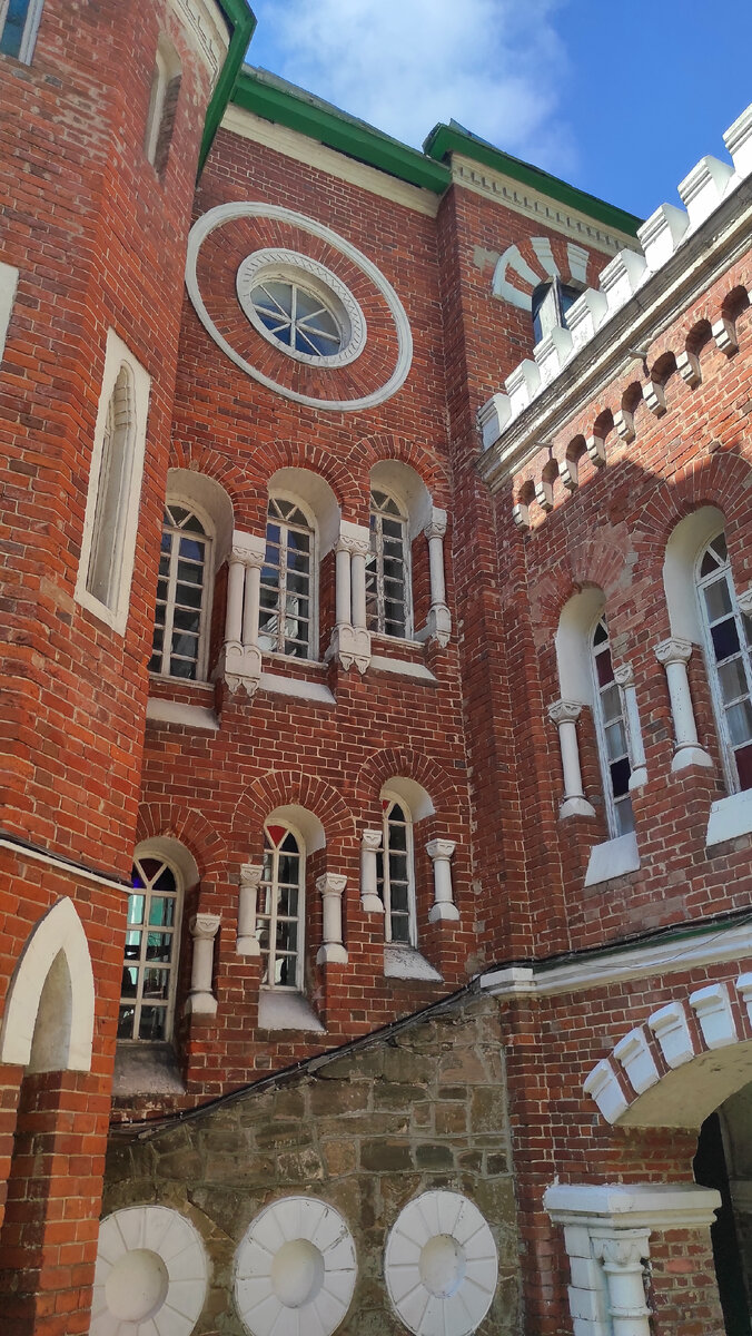 Внутри двора