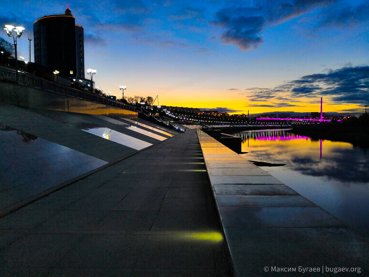 Такую набережную в Тюмени создали в 2005-2012 годах. Красота.