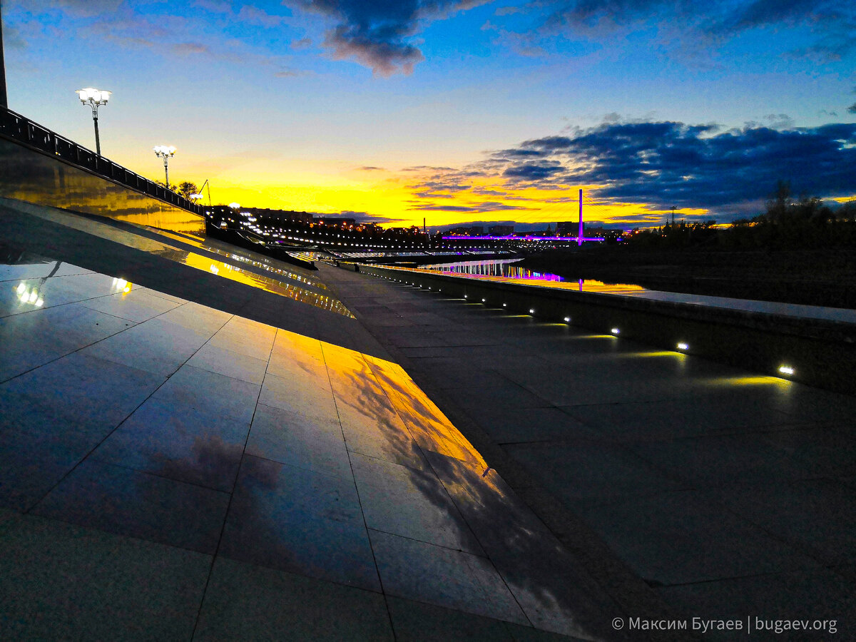 Вдали светится вантовый Мост Влюблённых, построенный в 1987 году.