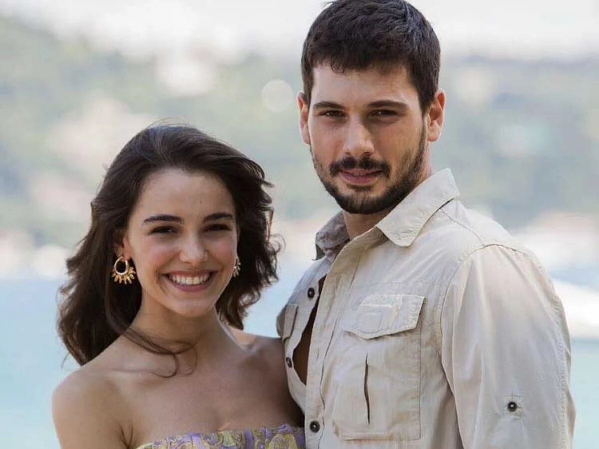 Хафсанур Санджактутан и Дениз Джан Акташ. Картинка из Интернета.