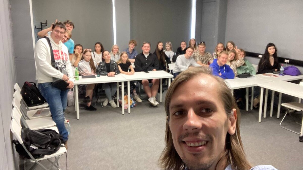 Первая наша встреча на парах. Видно не идеально, на все пока очень свежие, после лета. И мы даже улыбаемся. 