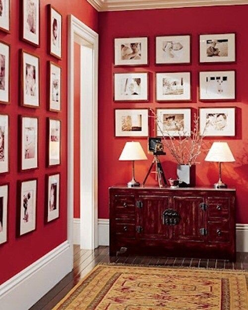 Интерьер гостиной с красным диваном