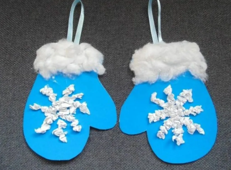 Зимняя поделка в детский сад. Поделки на зимнюю тему. Аппликация на новогоднюю тему. Снеговик из ваты аппликация. Поделки на тему зима.