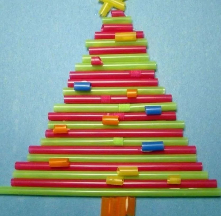 Поделка спортивная елочка. Елка из соломинок для коктейля. Елка из трубочек для коктейля. Новогодняя елка из коктейльных трубочек. Поделка елка из трубочек коктейльных.