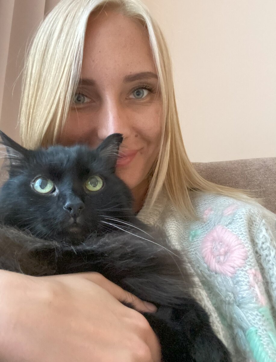 Я и родительский кот-пенсионер Кузя. Лето 2021 - ещё достаточно спокойные времена) Последний беззаботный год. 