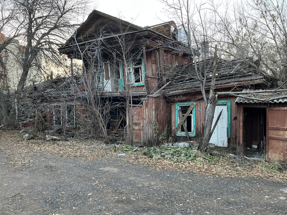 В Уфе разгорается скандал вокруг старого дома: жильцы фактически в  заложниках | Комсомольская Правда - Уфа | Дзен