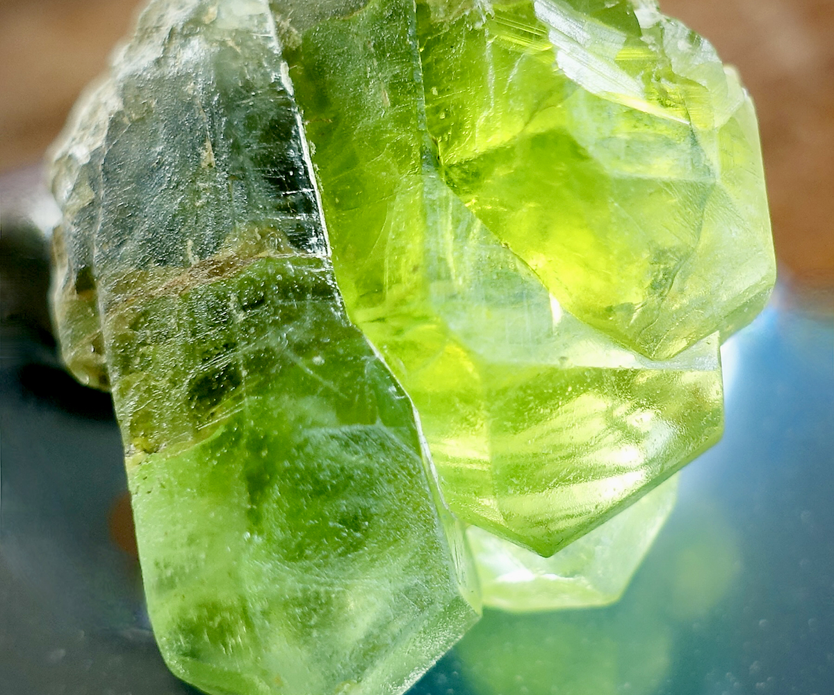 Оливин. Любимый камень римского императора Нерона. Изображение из открытых источников.