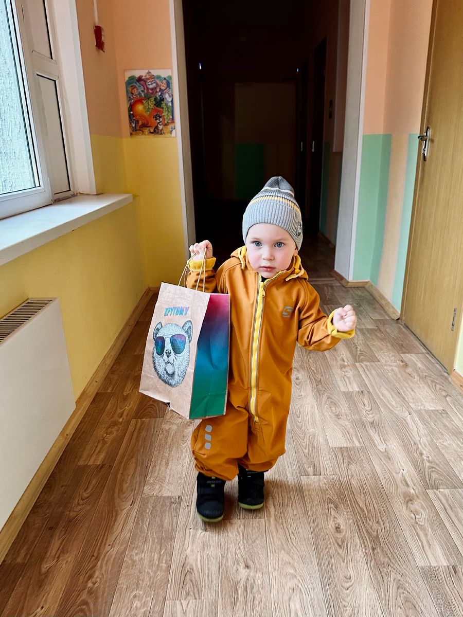 Тимоха был очень рад и сам нёс пакет до коляски. 