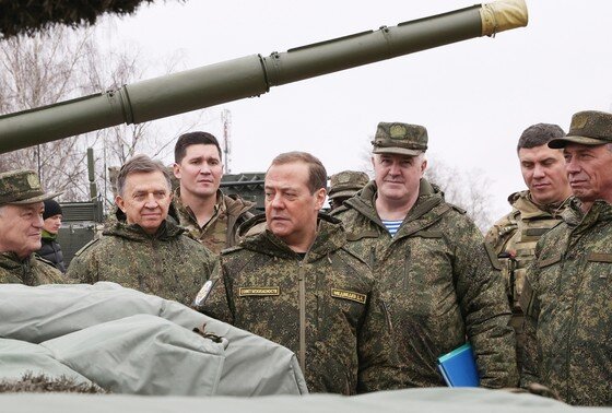    Дмитрий Медведев (в центре)