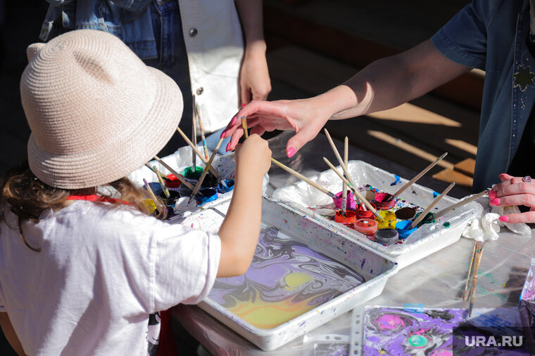    В Кургане победительница конкурса детских рисунков получила подарок от губернатора (архивное фото)