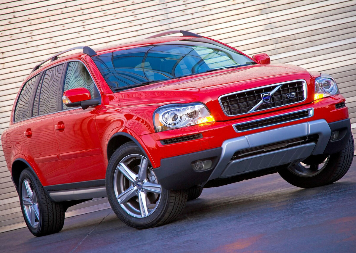 В краном цвете Volvo XC90 смотрится интереснее, но все равно, лично на меня, нагоняет сон. Конкуренты из Германии и Англии выглядят куда интереснее.