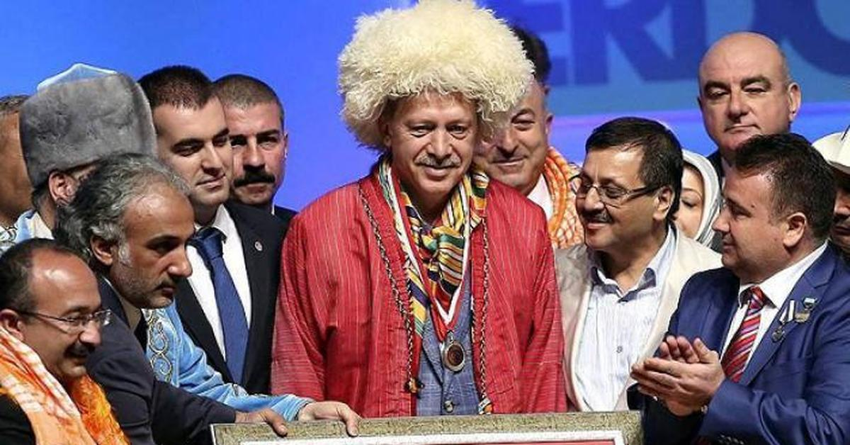 Туркмены и турки. Эрдоган в Туркменистане. Туркмены в Турции. Эрдоган в национальной одежде. Турецкий политик в папахе.