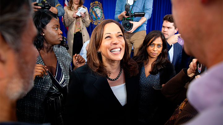 ЖУРНАЛИСТЫ ГОВОРЯТ, ЧТО ОНА КРЕПКО ВЫПИВАЕТ. В МАЕ ЭТОГО ГОДА КАМАЛА ВЕЛА СЕБЯ СТРАННО НА ОДНОМ ИЗ ВЫСТУПЛЕНИЙ, ГРОМКО СМЕЯЛАСЬ И НЕСЛА КАКОЙ-ТО БРЕД. ФОТО: MAVERICK PICTURES/SHUTTERSTOCK