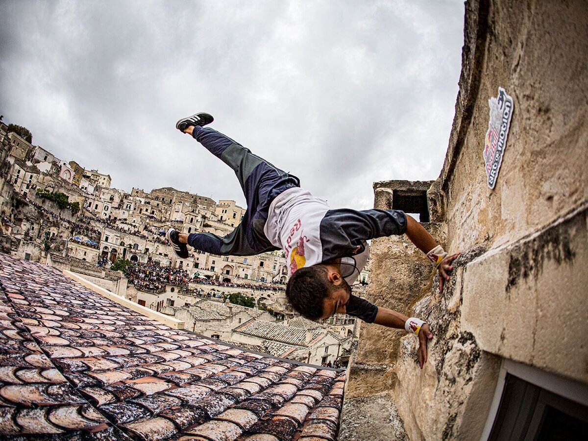 Паркур вид спорта. Трейсер паркур. Давид паркурщик. Экстрим паркур. Паркур по стенам.