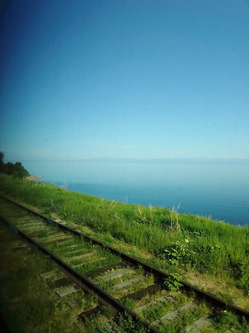 Старинная железная дорога проходит параллельно берегу Байкала