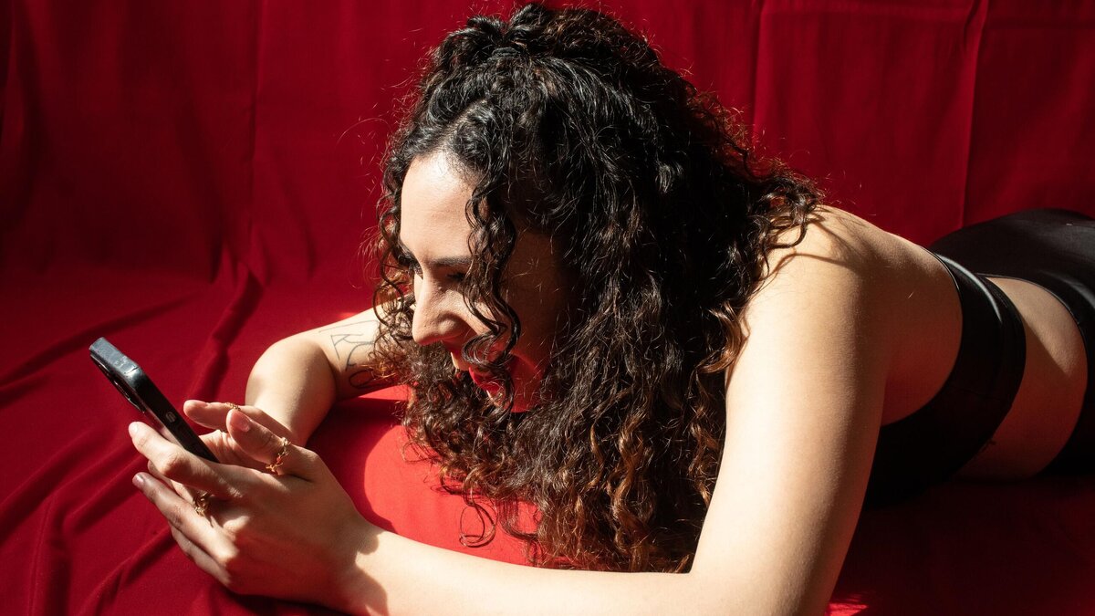    Чем опасен виртуальный секс? Ответ психиатра© Unsplash / Jakayla Toney