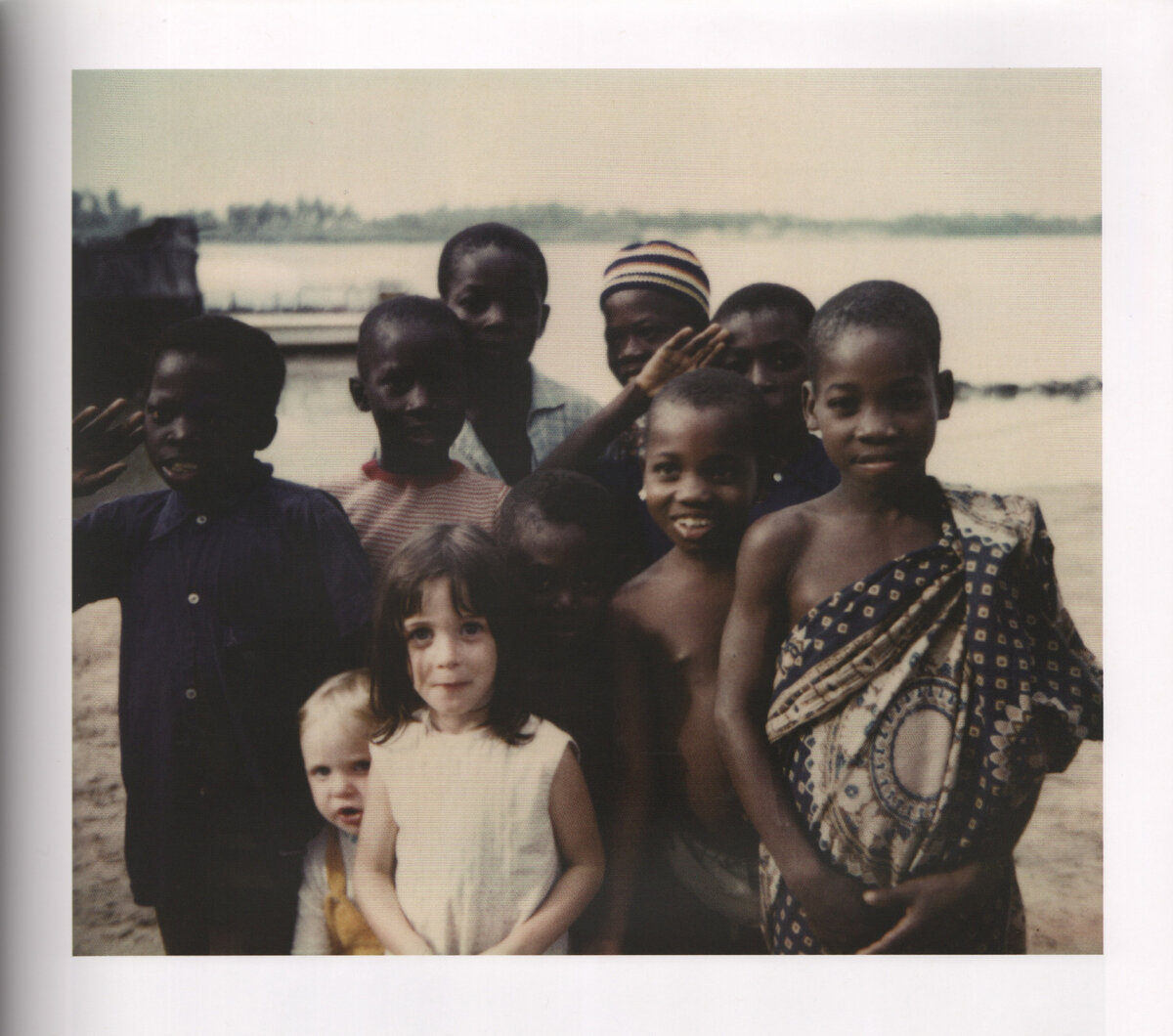 Мэри, Стелла и местные дети. Фото Линды МакКартни