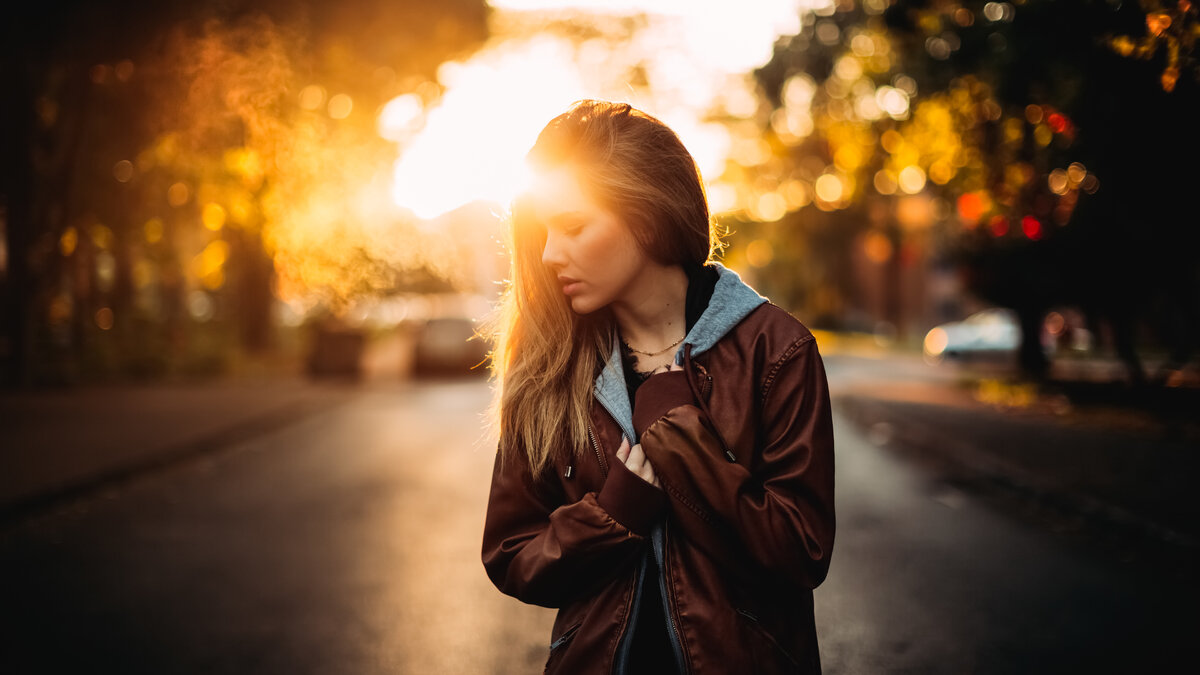 http://psychology-consultant.ru/wp-content/uploads/2019/06/devushka-kurtka-ulica.jpg