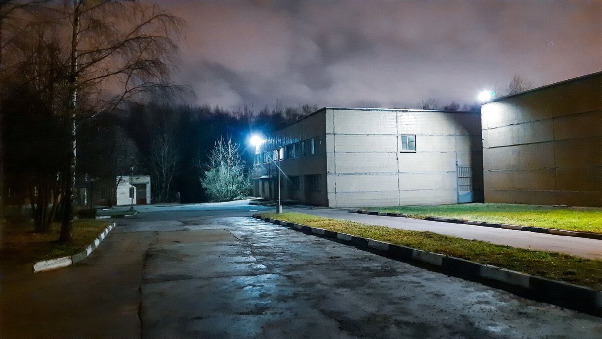 Это здание морга и в нем же находится прачечная