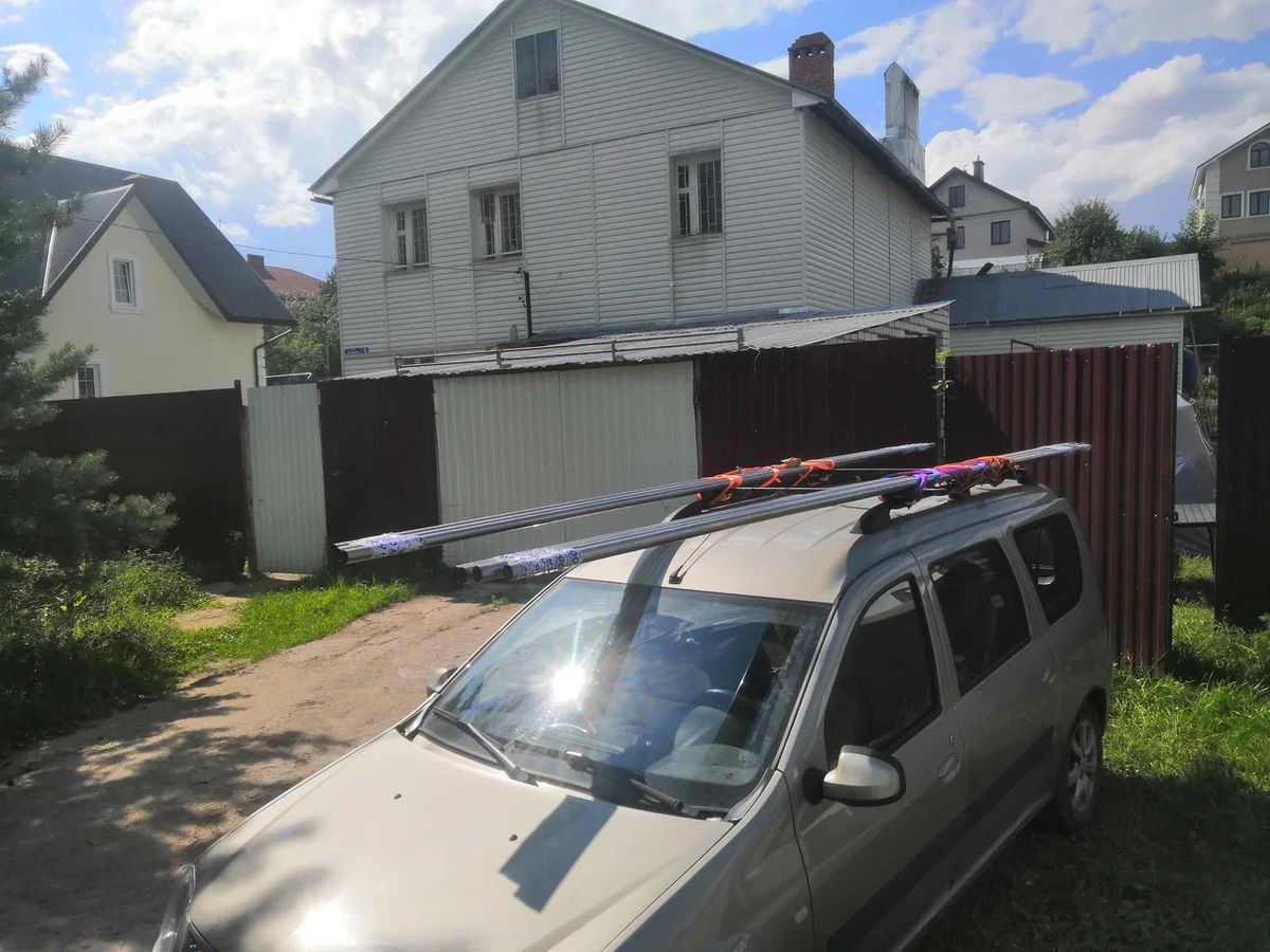 Цена дюралевых труб на крыше машины - 40 тысяч рублей.