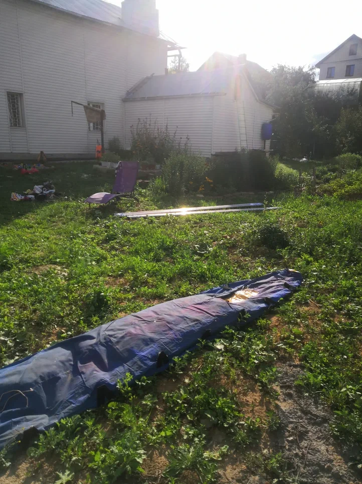 У нас есть стандартный сплавной катамаран-шестерка производства "Рафта", в виде комплекта 2 ПВХ-шкур и резиновых камер, а также набора труб на резинках, позволяющих собрать его в формате 4х2 м. Мы зовем его "Зинаида-Гиппиус". Вот только для детей там тесновато и нет никакой палубы.