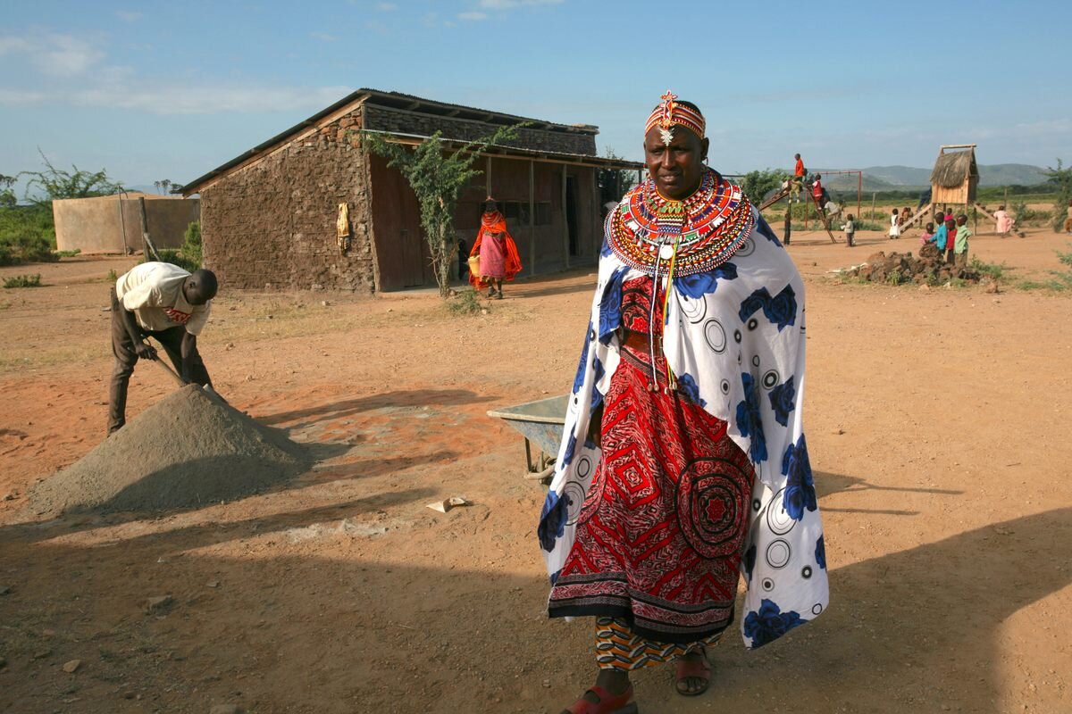Ребекка Лолосоли прогуливается по "Умодже", женской деревне, которую она основала в центральной Кении в 1990 году. Фото: КРИСТОФ КАЛЕ/СОАВТОР/GETTY IMAGES