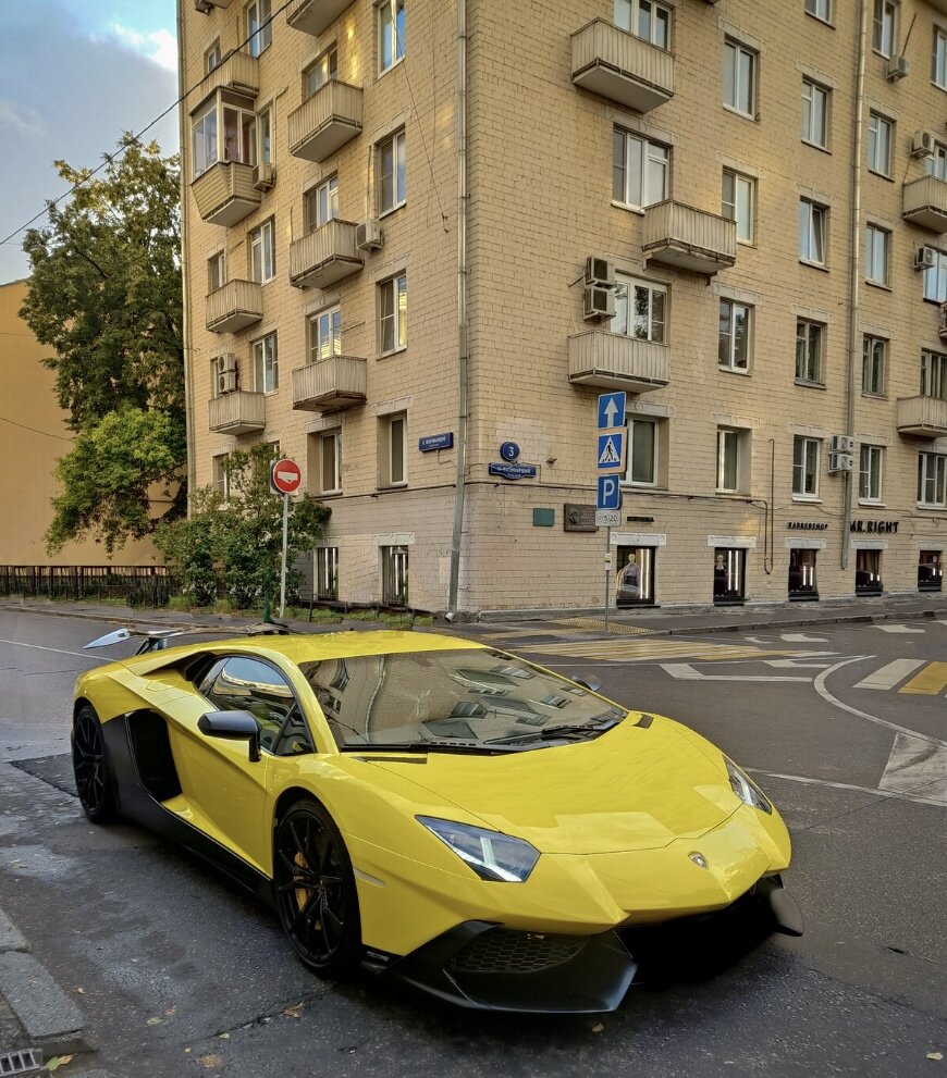 Герой этого поста "Lamborghini Aventador 50
Anniversario Edition". Многие думали, что он выпущен тиражом в 50 экземпляров, но это не так. Тираж составил 100 штук. Он оснащён двигателем, выдающий 720 л.с позволяющий разгоняться ему до 100 за 2.9 секунды.
Цифры поражают так-же, как и его цена -30 млн ₽. Понравилась ли вам данная юбилейная версия от компании Lamborghini?