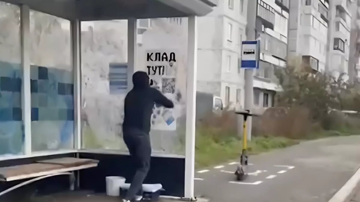     Жители Казани заметили молодого человека в капюшоне, который якобы расклеивал рекламу распространителей наркотиков. Женщина сняла его на видео, которое опубликовали в Telegram-канале «КазанДа».