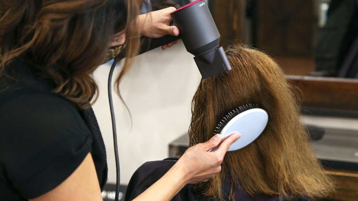    С какими волосами не сможет совладать всеми хваленый "Дайсон"?© Unsplash / Giorgio Trovato