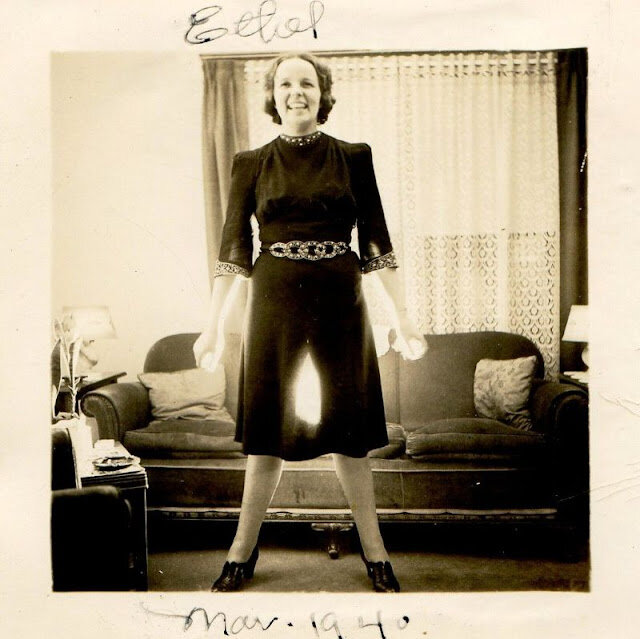 Девушка на фото должна излучать: нежность, страстность, загадку и тому подобные эпитеты. Далее возможны варианты. Девушка может транслировать образ покорной паиньки или, наоборот, горячей штучки.-2