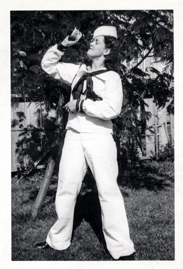 Девушка на фото должна излучать: нежность, страстность, загадку и тому подобные эпитеты. Далее возможны варианты. Девушка может транслировать образ покорной паиньки или, наоборот, горячей штучки.-6