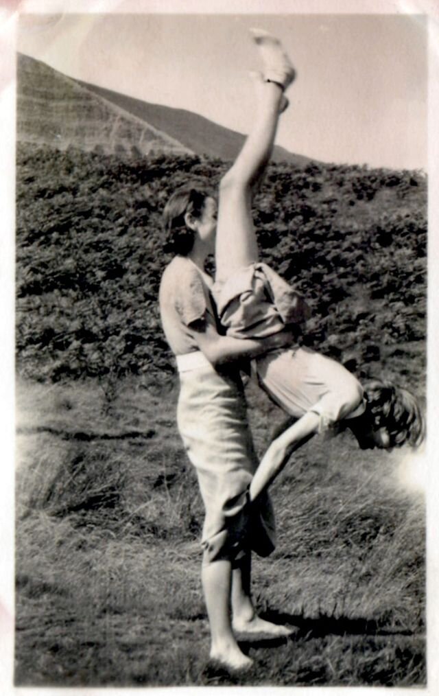 Девушка на фото должна излучать: нежность, страстность, загадку и тому подобные эпитеты. Далее возможны варианты. Девушка может транслировать образ покорной паиньки или, наоборот, горячей штучки.-10