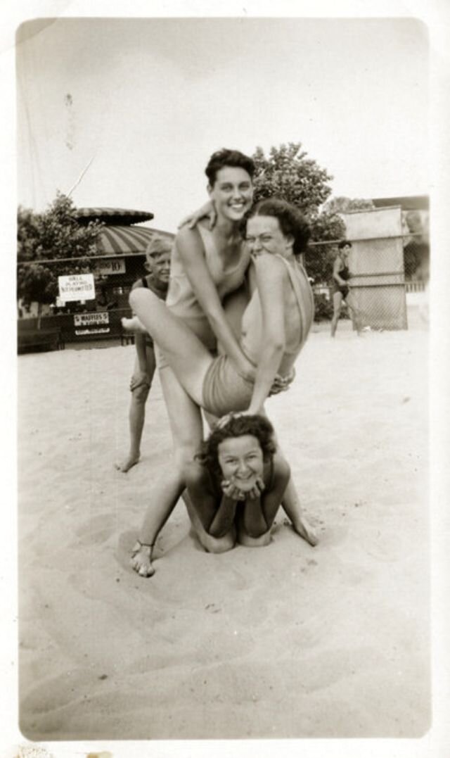 Девушка на фото должна излучать: нежность, страстность, загадку и тому подобные эпитеты. Далее возможны варианты. Девушка может транслировать образ покорной паиньки или, наоборот, горячей штучки.-11