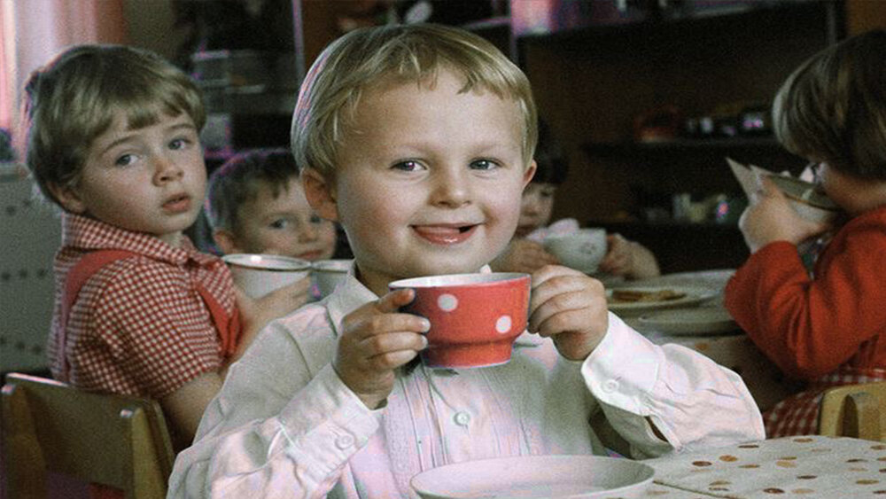 Мальчик в предвкушении сладостей - иллюстрация к статье