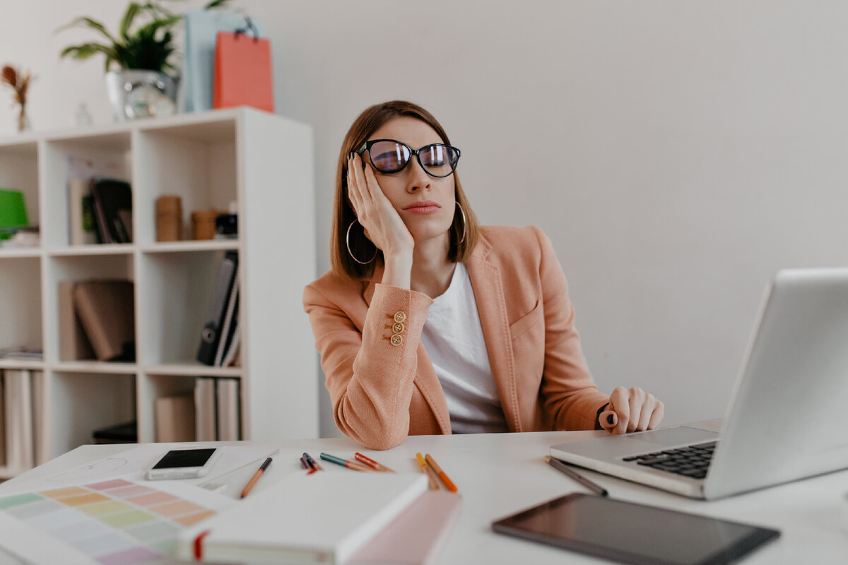 https://ru.freepik.com/free-photo/tired-worker-wearing-glasses-falling-asleep-in-workplace-snapportrait-of-lady-in-jacket-in-white-office_11932591.htm#query=%D1%81%D0%BA%D1%83%D0%BA%D0%B0&position=4&from_view=search&track=sph