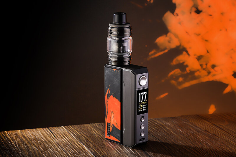 Drag 4 от компании Voopoo является классическим вейпом. Настоящие вейперы помнят времена вейпинга, когда были популярны девайсы под навал. Популярность дрипок и RTA тогда была на высоте. Сейчас время подов. Поэтому большое уважение к Вупу за то, что они выпустило смело Драг 4, заранее зная, что этот товар рассчитан на узкий сегмент рынка.