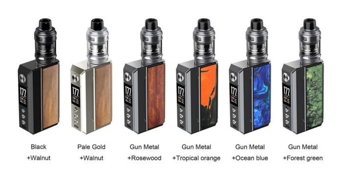 Информация для сведения
Drag 4 изготовлен из цинкового сплава, имеется кожаная вставка на задней части, представлен в 6 расцветках, три варианта сделаны под дерево (Pale Gold & Walnut, Black & Walnut, Gun Metal & Rosewood) и три варианта расцветки сделаны под смолу (Gun Metal & Tropical Orange, Gun Metal & Ocean Blue, Gun Metal & Forest green). Стартер-кит  идет вместе с баком UFORCE – L TANK, работает от двух аккумуляторов 18650, имеет функцию быстрой зарядки. Баки на 4 мл и 5.5 мл, заправка и обдув находятся сверху. Управление через чип GENE.TT 2.0, который дал быстрый отклик на кнопку Fire и больше режимов.