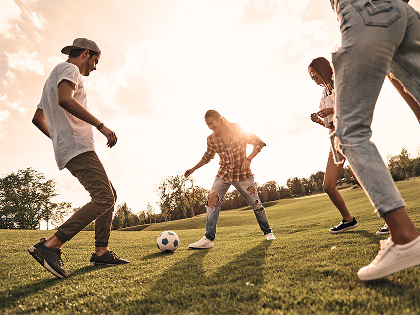 Спортивные игры с друзьями. Футбол с друзьями. Друзья играют в футбол. Лето футбол с друзьями. Братья играют в футбол.