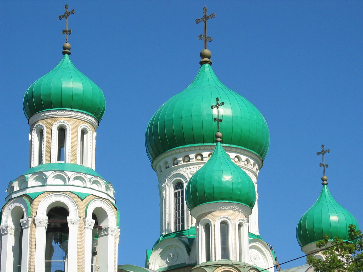 церковь с черными куполами в москве