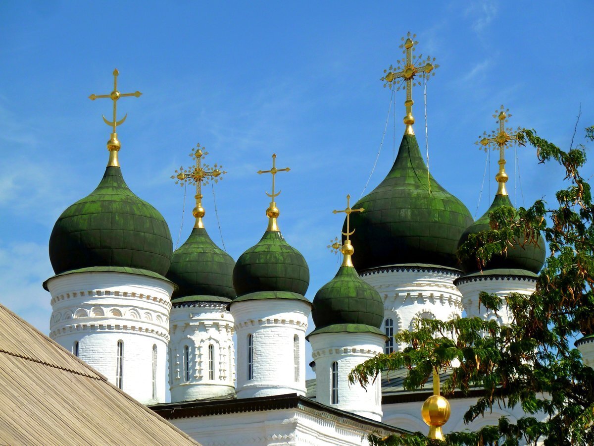 Новгородский храм зеленый купол. Зеленые купала. Церковь с зелеными куполами ярославль. Церковь с зелеными куполами ярославль. Церковь с зелеными куполами москва.