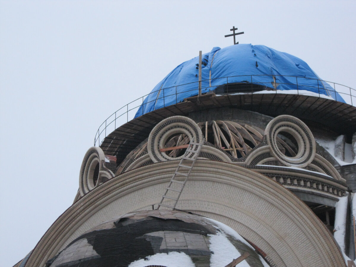Установка стропил и обрешётки для восточного полукупола; январь 2015 г.