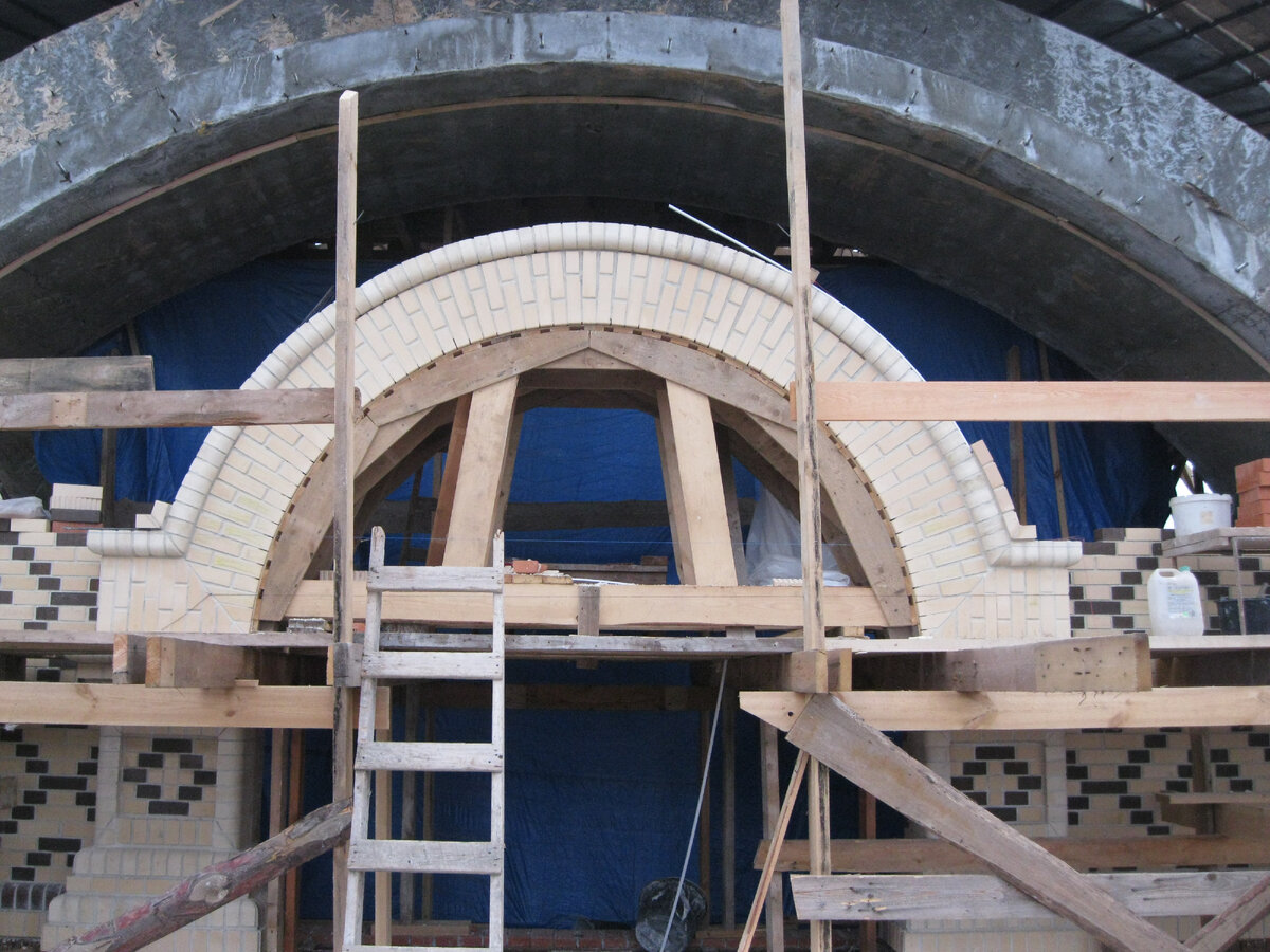 Кирпичная арка в подкупольном пространстве; февраль 2015 г.