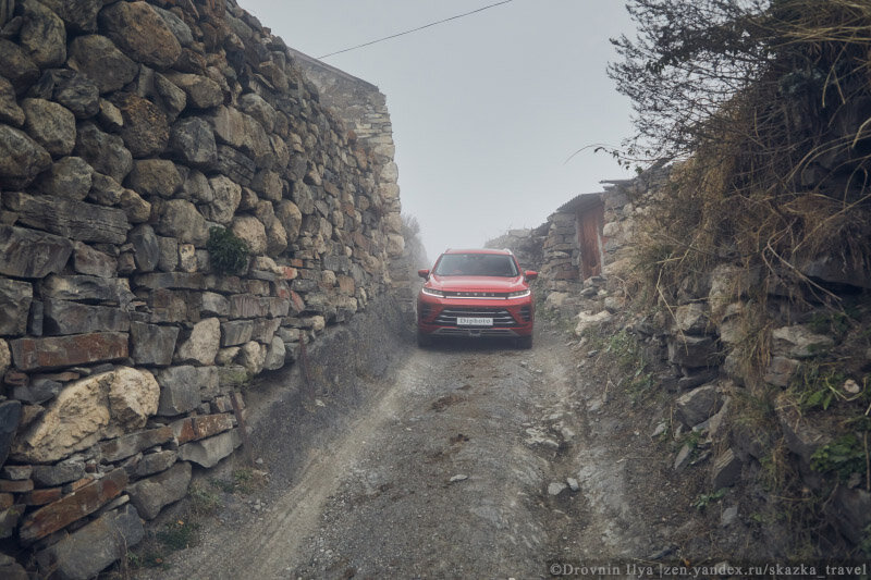 Едем на Exeed LX по древней улице