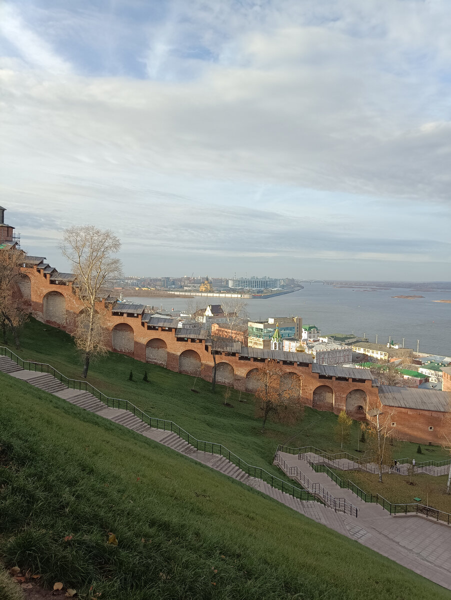 Вид на Стрелку с откоса на территории Кремля. 