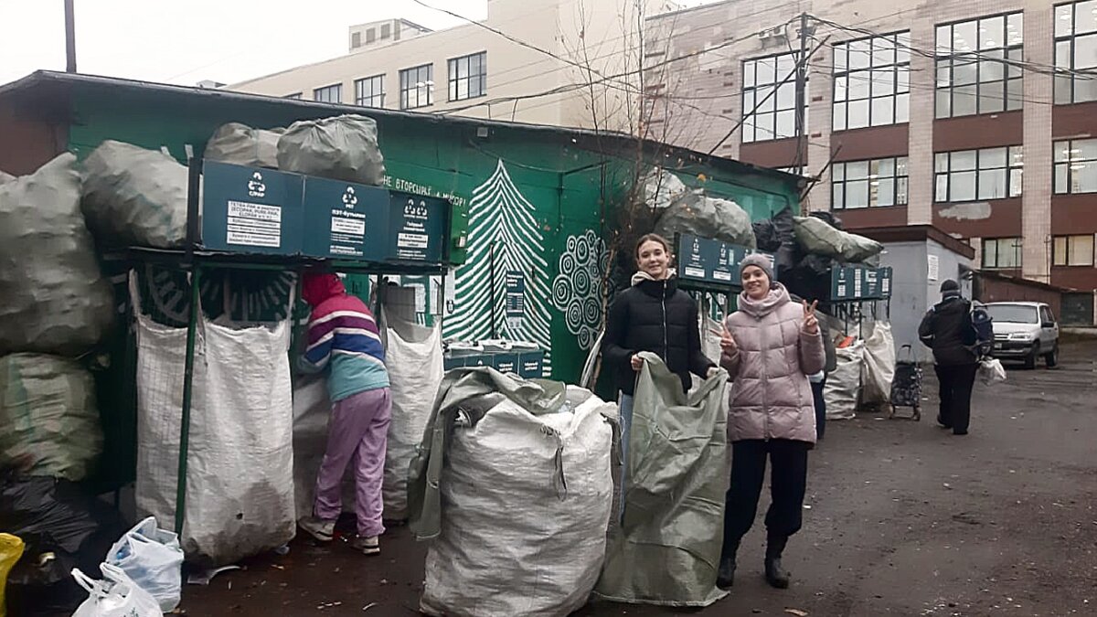 Наши юные волонтёры помогают сортировать мусор